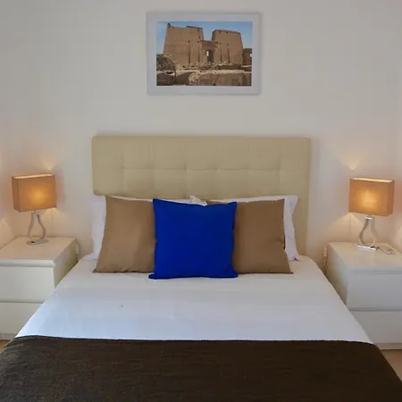 Aqua Large 3 Bed Looking On To The Beach Apartment *